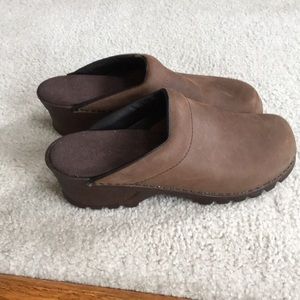 Women’s leather clogs